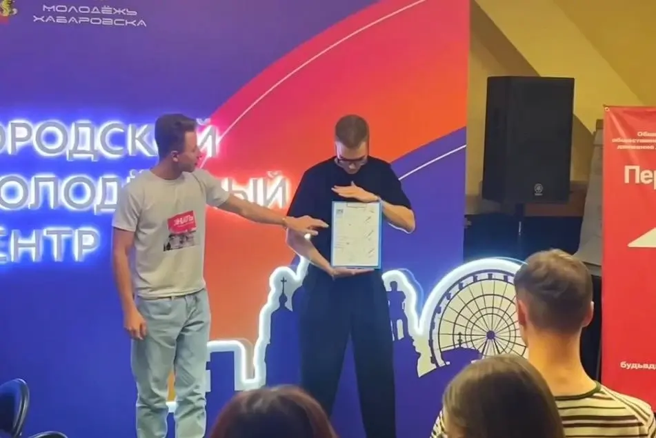 Вручение грамоты участнику квиза перед залом