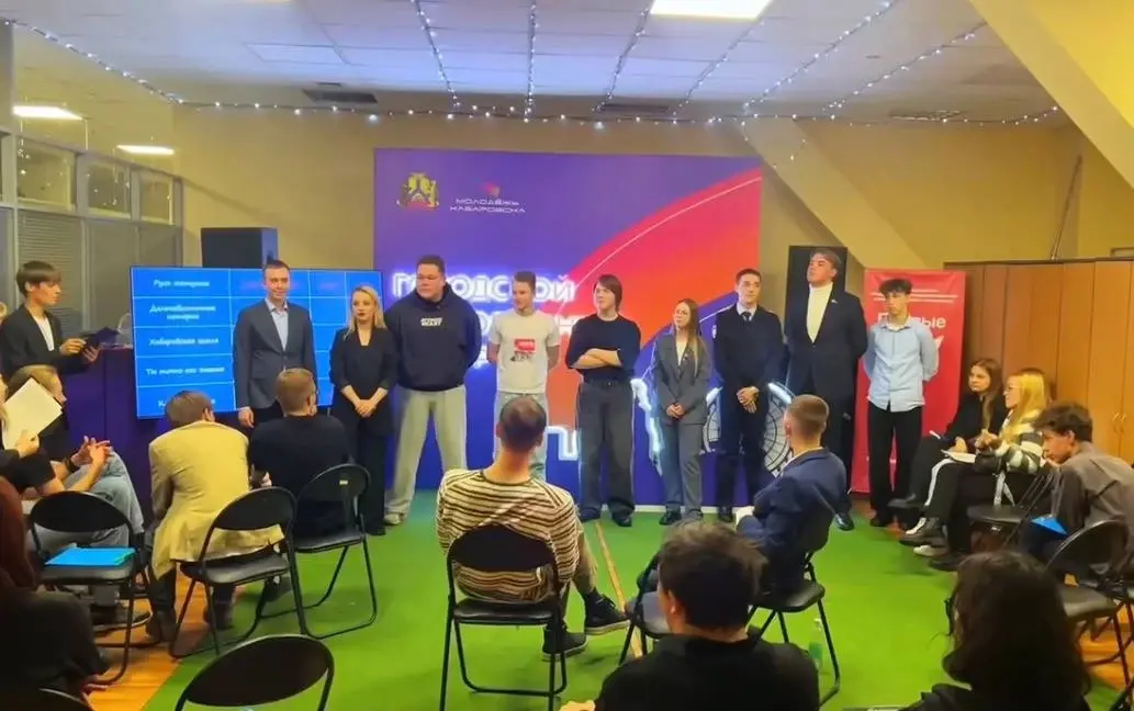 Участники квиза стоят перед зрителями в Городском молодёжном центре
