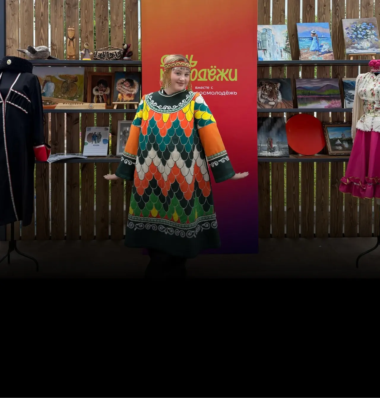 Участница площадки «Единство» в национальном костюме на выставке